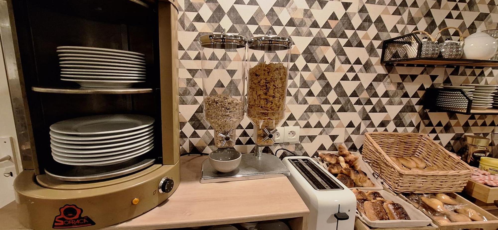 Hotel- Restaurant Le Saint Quentin ภายนอก รูปภาพ